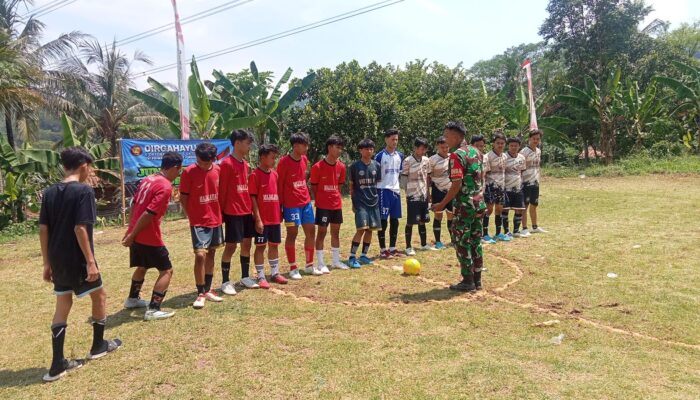 Dalam Rangka HUT TNI ke 80, Babinsa Majalaya Membuka Turnamen Futsal Trofeo Bersama Kepala Desa