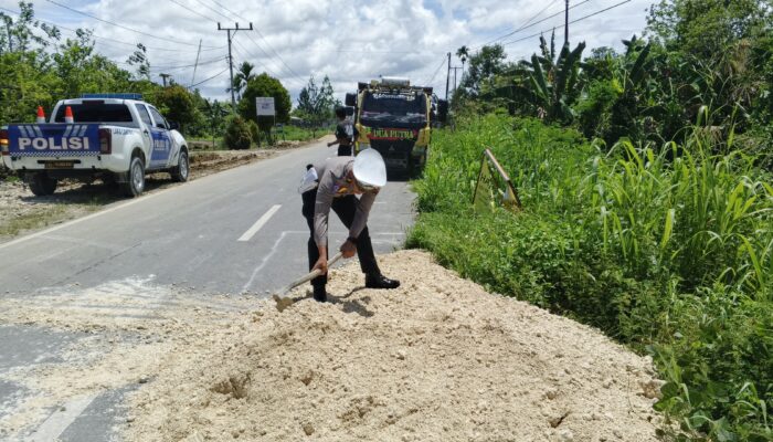 Sat Lantas Polres Keerom Peduli Keselamatan, Timbun Jalan Amblas di Jalur Rawan Kecelakaan