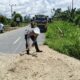Sat Lantas Polres Keerom Peduli Keselamatan, Timbun Jalan Amblas di Jalur Rawan Kecelakaan