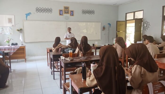 Kecamatan susukan berikan penyampaian Adminduk kepada para siswa SMA Negeri Susukan