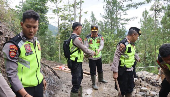 Aksi Nyata! Kapolres Pekalongan Pimpin Langsung Kerja Bakti Pembangunan Jembatan Krusial di Kandangserang