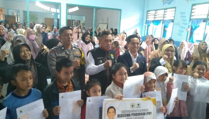Penuh Kegembiraan Anak-anak Siswa SD Negeri Cimacan 1 Juga Mendapat Bantuan Program Beasiswa PIP Aspirasi Dewan Oleh H. Lukman.