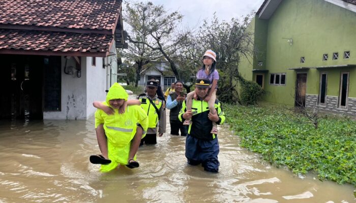Banjir Kembali Rendam Siwalan, 129 Warga Desa Pait Dievakuasi ke Tiga Posko Pengungsian