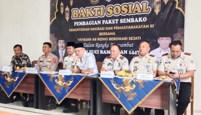 Hadirnya Bakti Sosial Pembagian Paket Sembako warga Desa Sukaresmi sangat terbantu