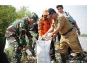 Bupati Imron Ajak Warga Jaga Pantai Gebang Lewat Aksi Bersih-bersih