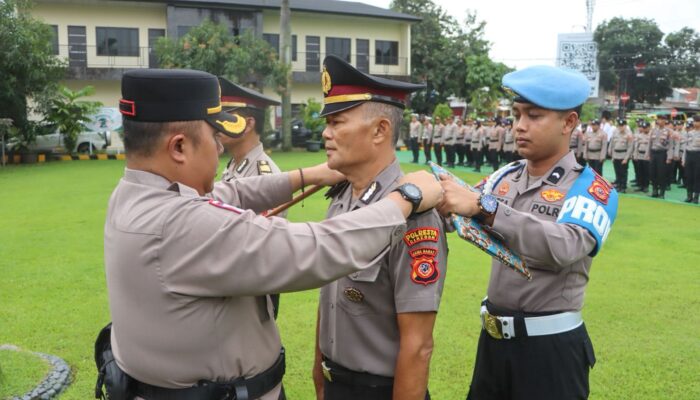 Empat Personel Terima Kenaikan Pangkat Pengabdian, Polresta Cirebon Gelar Upacara Korps Raport Penuh Haru