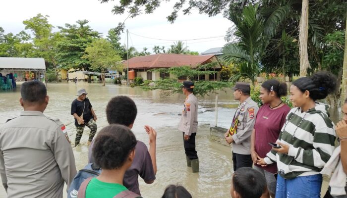 Sungai Tami Meluap Akibatkan Permukiman Warga Terendam, Polisi Berikan Imbauan Keselamatan.