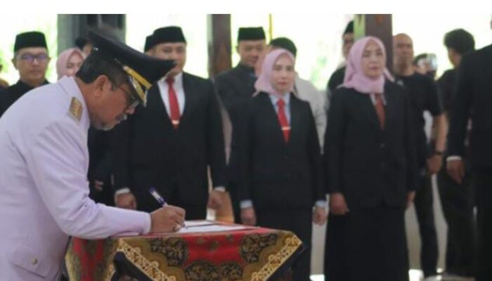 Bupati Imron Lantik Pejabat, Tekankan Integritas dan Pelayanan