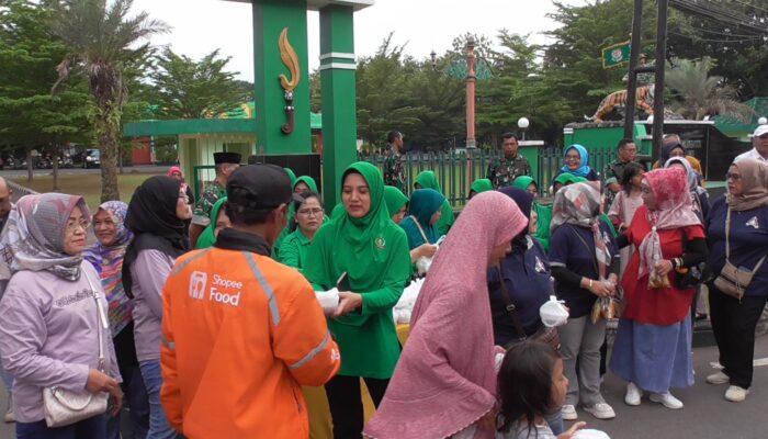 Kodim 0614/Kota Cirebon dan Persit Cabang XXV Bagi Takjil dan Buka Bersama Dengan Pelajar serta Komponen Masyarakat