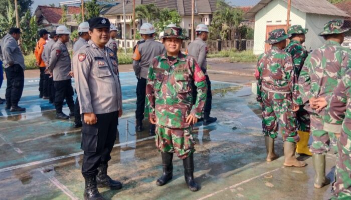 Peran Aktif Babinsa dan Bhabinkamtibmas pulihkan lingkungan masyarakat Pasca Puting Beliung di Desa Mura