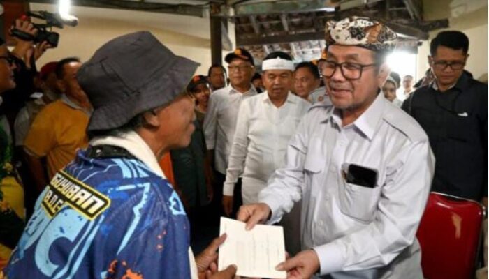 Tukang Becak Terima Kompensasi, Bupati Imron Apresiasi Langkah Pemprov Jabar