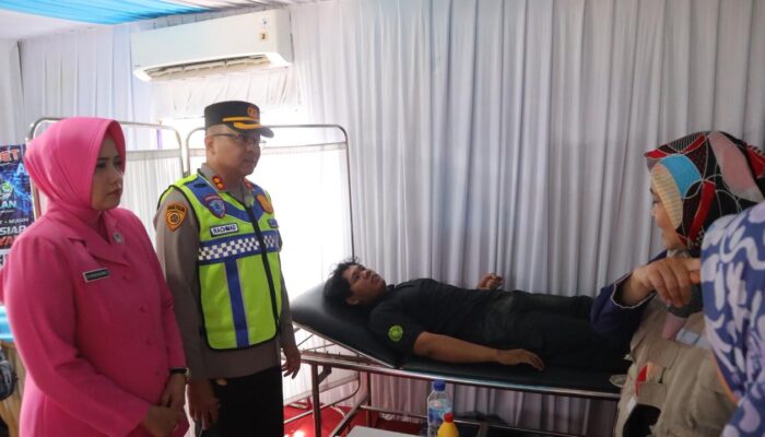 Pemudik Mengantuk Tabrak Traffic Cone di Depan Pospam IBC Wiradesa, Petugas Sigap Beri Pertolongan