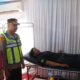 Pemudik Mengantuk Tabrak Traffic Cone di Depan Pospam IBC Wiradesa, Petugas Sigap Beri Pertolongan