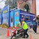 Pemudik Mengantuk Tabrak Traffic Cone di Depan Pospam IBC Wiradesa, Petugas Sigap Beri Pertolongan