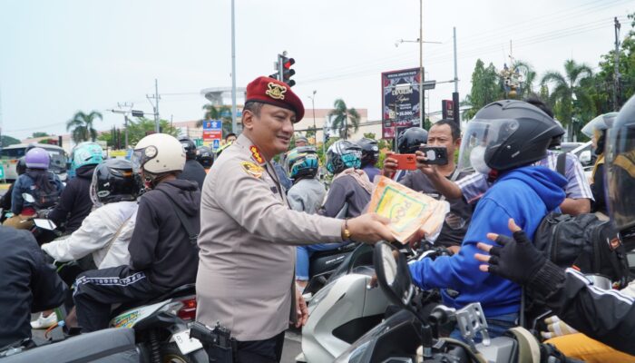 Pemudik Dapat Vitamin dan Jas Hujan Gratis, Dir Narkoba Polda Jabar Turun Langsung di Cirebon Kota