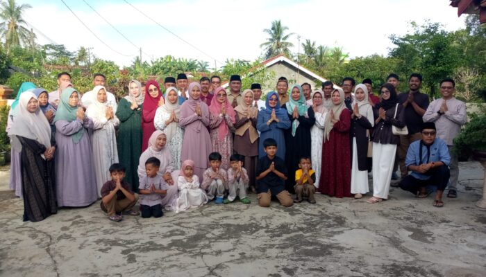 Hangatnya Silaturahmi Keluarga Besar Desa Tritih Lor: Perayaan Idulfitri Sekaligus Melepas Masa Bakti 24 Tahun Bapak Warsim