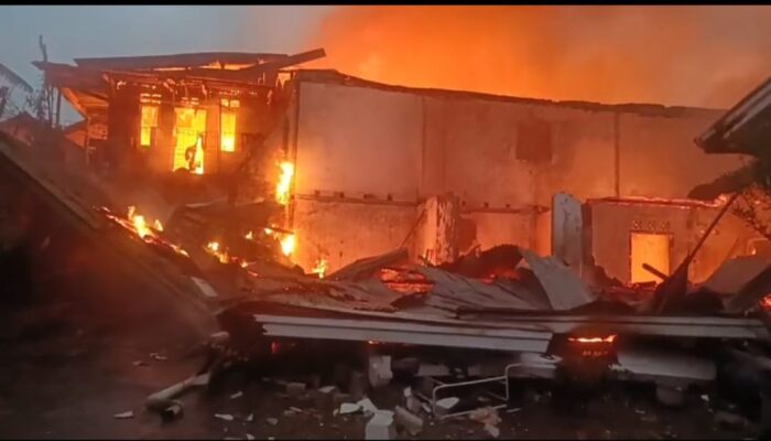 Kebakaran Besar Melanda Kp. Pasekon, Cipanas : 12 Rumah Hangus, 2 Orang Luka