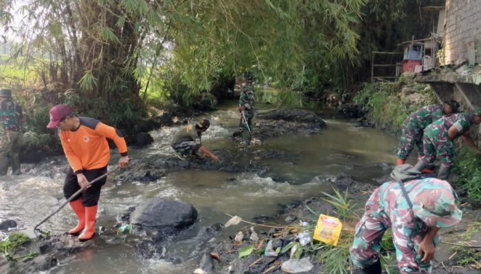 Satgas Citarum Harum Sektor 6 Susur Sungai Mencegah Penumpukan Sampah di Wilayah Subsektor 3