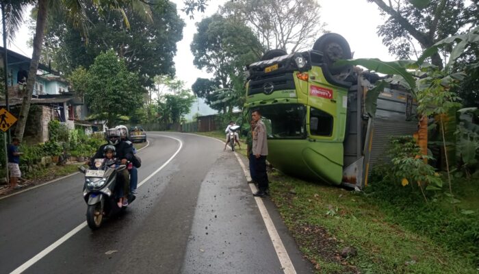 Truck Hino Terguling di Cikalongkulon, Sopir Selamat