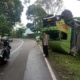 Truck Hino Terguling di Cikalongkulon, Sopir Selamat