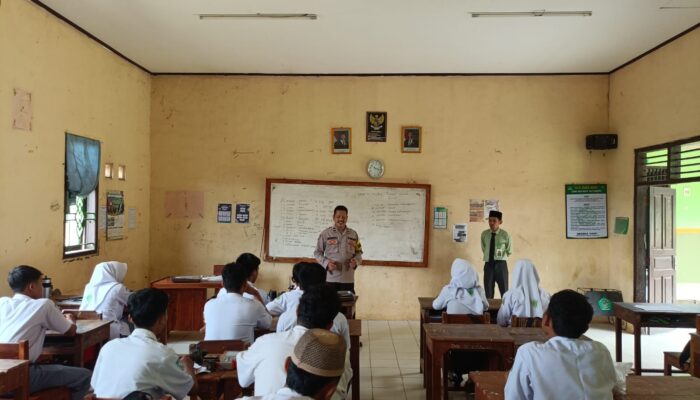 Sambang Dialogis di SMK Ma’arif NU Kajen, Bhabinkamtibmas Sampaikan Pesan Kamtibmas ke Pelajar  