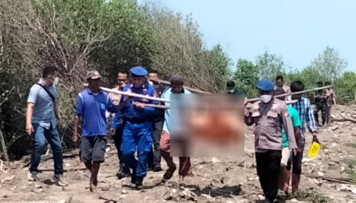 Polisi Lakukan Evakuasi dan Identifikasi penemuan mayat di bibir laut Muara Cirebon