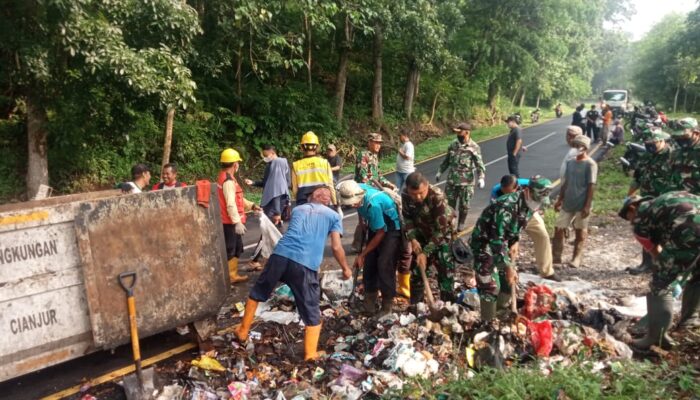 Satgas Citarum Harum Sektor 6 Gandeng Pemdes dan Warga Haurwangi Gelar Aksi Jumat Bersih