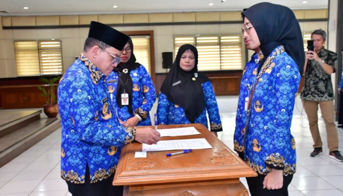 Serahkan SK Pengangkatan PNS, Plt. Bupati Sukirman Minta Junjung Tinggi Loyalitas kepada Pimpinan dan Lembaga