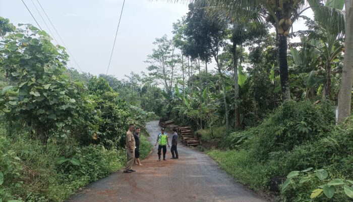 Aksi Cepat Bhabinkamtibmas dan Warga Atasi Jalan Licin Akibat Solar di Kandangserang