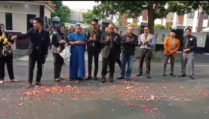 Peringati 7 Hari Wafatnya Adv. Dedi Nasrudin SH, KAI Gelar Aksi Tabur Bunga di Lokasi Laka Lantas