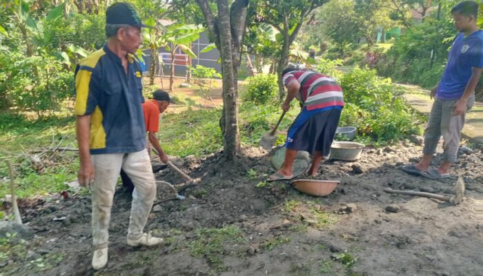 Luar Biasa! Tanpa Andalkan Dana Desa, Warga RT 02 /13 Tritih Lor Cilacap Bangun Jalan Lewat “Celengan Jimpitan”