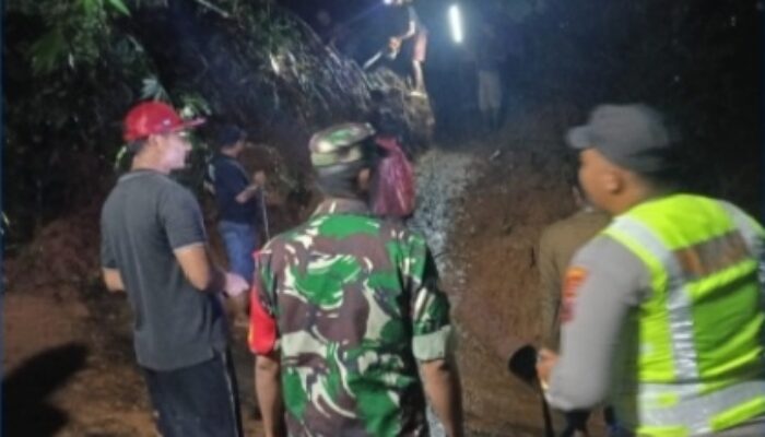 Tanah Longsor Tutup Akses Jalan di Desa Pamutuh, Warga dan Aparat Lakukan Pembersihan