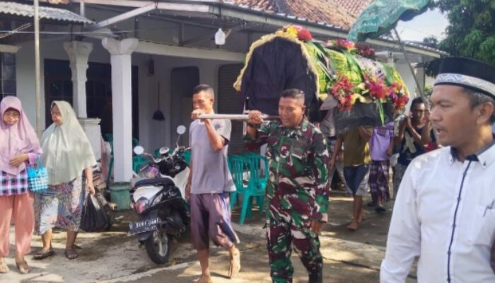 Babinsa Koramil/2017 Ciwaringin Kodim 0620/Kabupaten Cirebon, Angkat Keranda Jenazah warga binaan
