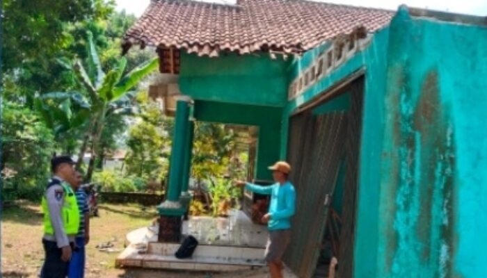 Pohon Johar Tumbang Timpa Kanopi Rumah Warga di Karanganyar Pekalongan
