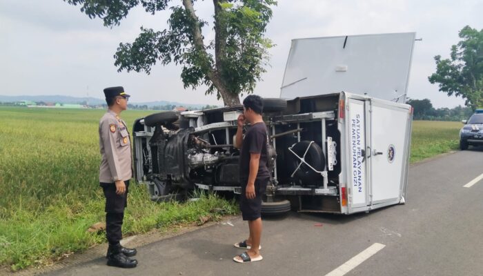 Diduga Gangguan Ban Depan, Mobil Boks Terguling di Jalan Klairan Kesesi