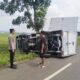 Diduga Gangguan Ban Depan, Mobil Boks Terguling di Jalan Klairan Kesesi