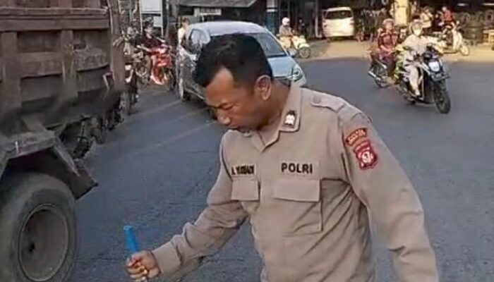 Pengendara Sempat Khawatir Melintas, Polisi Bergerak Cepat Tangani Ceceran Oli di Bundaran Kedawung Kota Cirebon