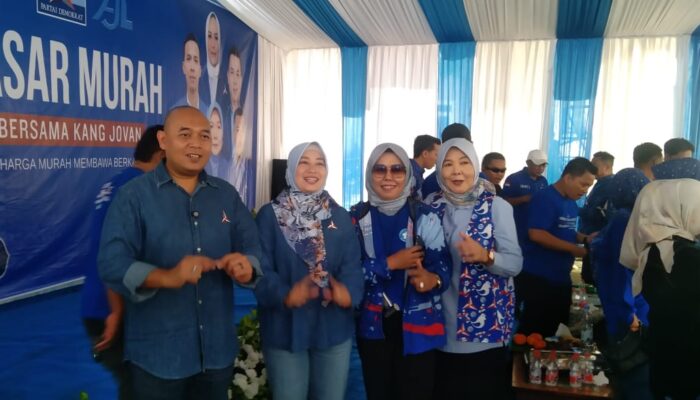 Wasekjen DPP Partai Demokrat Kabupaten Cianjur Kang Jovan Bersama Ketua DPC Hj. Lilis Boy, Adakan Pasar Sembako Murah Di Desa Batulawang Cipanas.