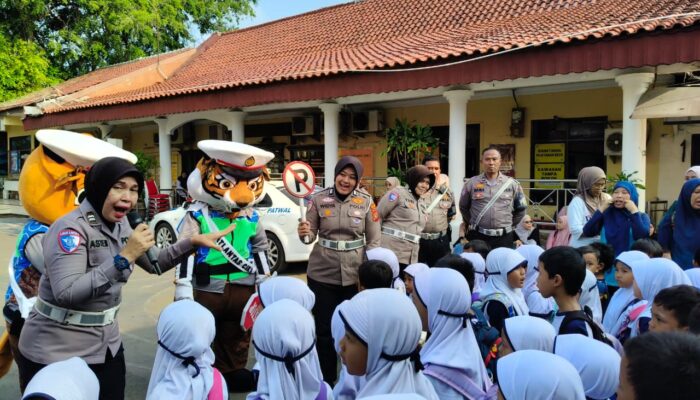 Belajar Rambu Lalu Lintas Sambil Bertemu Polisi, Murid TKIT Imam Bondjol Datangi Polres Cirebon Kota