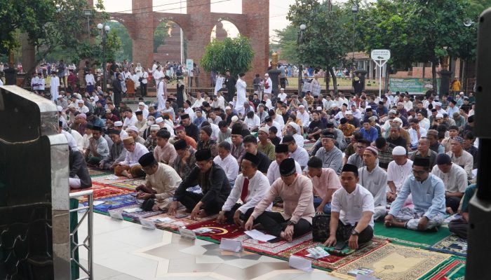 Ribuan Jamaah Padati Masjid Raya At-Taqwa, Kapolres Cirebon Kota Hadir Sholat Idul Adha Bersama Warga