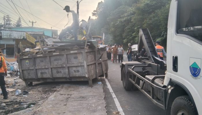 Instruksi Mendadak, DLH Cianjur Sigap Membantu Warga Pembongkaran Di Jalur Ciloto Puncak.