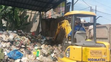 DLH Kabupaten Cirebon Kerahkan Alat Berat dan 9 Armada Bersihkan TPS Pasar Minggu Palimanan