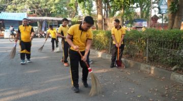 Hari Bhayangkara ke-80 Diisi Aksi Nyata, Personel Polres Cirebon Kota Bersihkan Tempat Ibadah