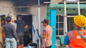 Respons Cepat Polisi dan Damkar Padamkan Kebakaran Rumah di Kebonbaru Cirebon