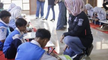 Pelatihan Melukis Kaca Warnai Peringatan Hari Anak Nasional ke-42 di Kabupaten Cirebon