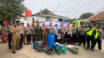 Polantas Menyapa Salurkan Air Bersih untuk Warga Argasunya di Hari Bhayangkara ke-80