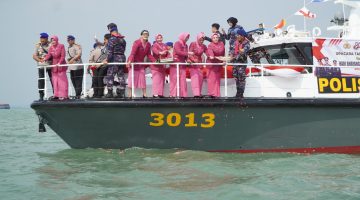 Tabur Bunga di Laut Warnai Peringatan Hari Bhayangkara ke-80 Tingkat Polda Jabar di Perairan Cirebon