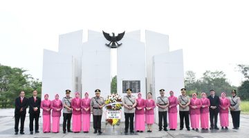 Peringati Hari Bhayangkara ke-80, Polresta Cirebon Gelar Ziarah dan Tabur Bunga di TMP Cakrabuana