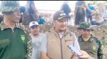 Warga Gotong Royong Perbaiki Gorong-gorong Tersumbat di Kampung Serang Warudoyong