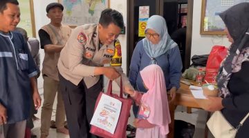 Bhakti Sosial Hari Bhayangkara Ke-80, Bhabinkamtibmas Kejaksan Berbagi Santunan Untuk Anak Yatim